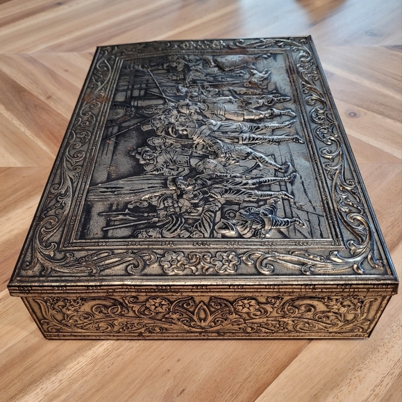 2 Vintage Embossed Tin Boxes - Rembrandt, Old World Castle, Europe, Musketeers - Picture 4 of 13